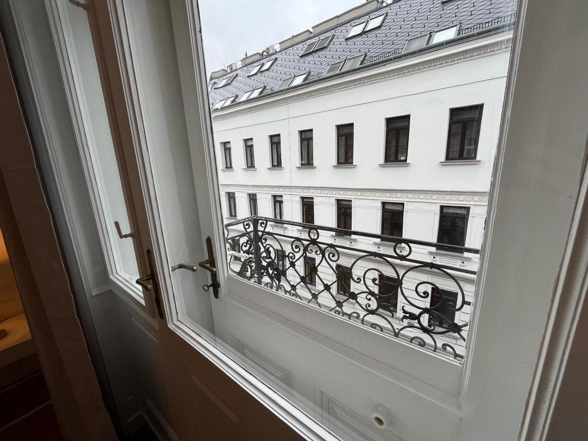 Grosszuegiger Wiener Altbau Gleich Neben Schoenbrunn Buitenkant foto